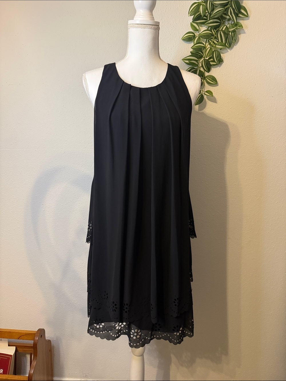 Jessica Simpson Black Sleeveless Pleated Shift Dress with Eyelet Hem